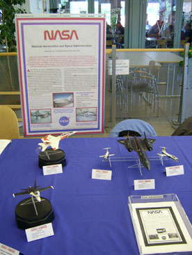 Der Ausstellungstisch des Website-Autors im Detail, links