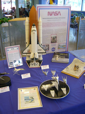 Der Ausstellungstisch des Website-Autors im Detail, rechts