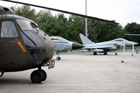 Bild mit Bundeswehr-Fluggeräten