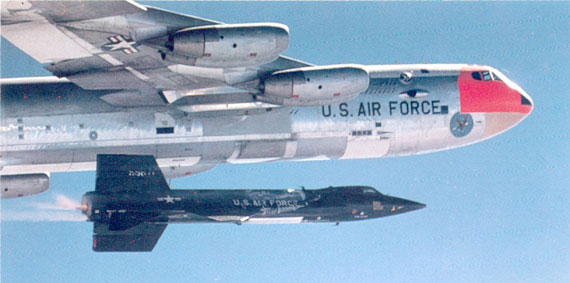 Bild der X-15 unter dem B-52-Trgerflugzeug beim Luftstart