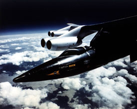 Bild der X-15 unter dem B-52-Trgerflugzeug hngend