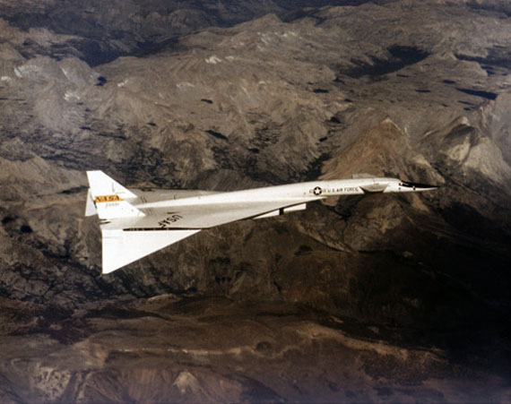 Bild der XB-70A im Flug mit gesenkten Flgelspitzen