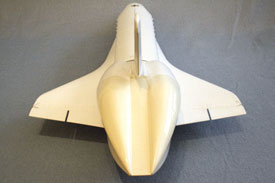 Foto vom Modell mit Fahrwerk und Tail Cone