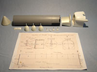 Foto der Einzelteile und des Bauplans