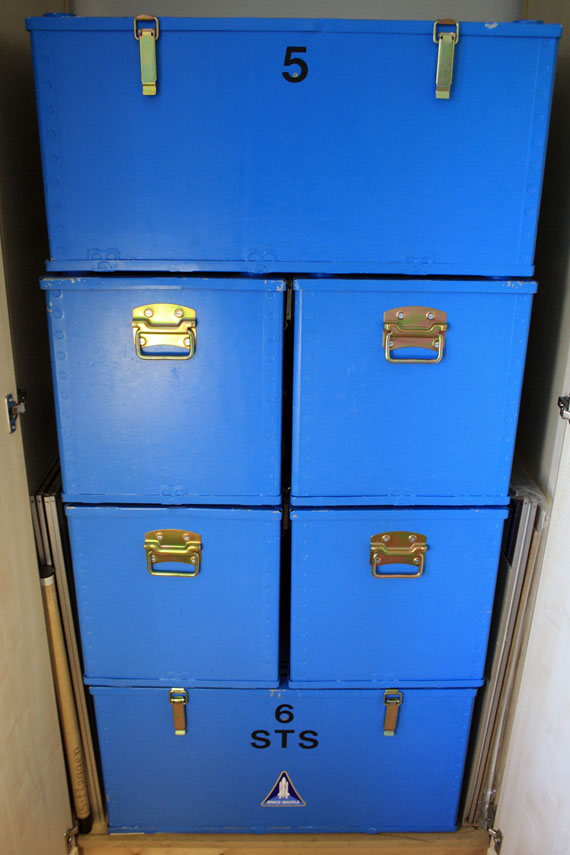 Bild von den sechs Transportkisten