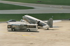 Die Passagiere werden mit dem Bus zur "D-CXXX" gefahren