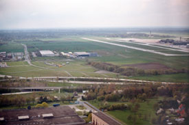 Luftbild vom Flughafen HAJ im Queranflug