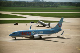 Gruppenbild: Die Douglas C-47/DC-3 und eine Boeing 737/800