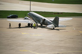 Die Passagiere verlassen die "D-CXXX"