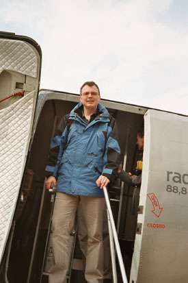 Der Autor der Website in der T&uuml;r der "D-CXXX"