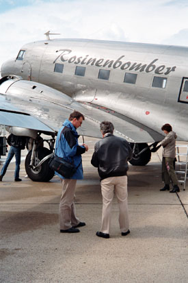 Flugkapit&auml;n Kallbach schreibt eine Widmung auf den Werbe-Handzettel