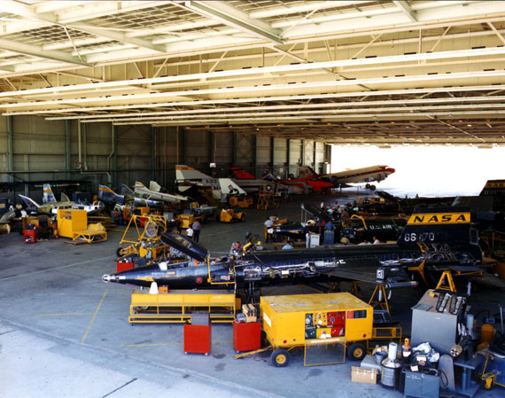 Der DFRC-Haupthangar mit Experimentalflugzeugen im Jahre 1966