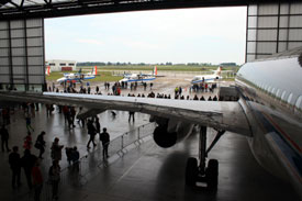Bild aus dem Hangar heraus