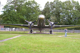 Die C-47 von vorn mit Besucher als Ma&szlig;stab
