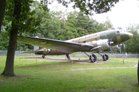 Die ganze C-47 von vorne-rechts