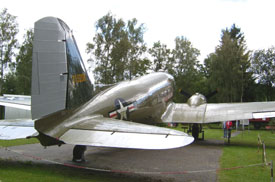 Die C-47 von hinten-rechts