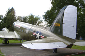 Die C-47 von hinten-links