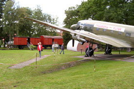 Linkes Rumpfvorderteil der C-47 mit Waggons