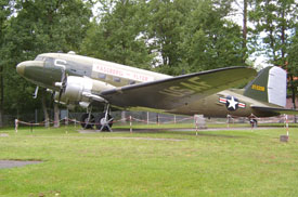 Die ganze C-47 von vorne-links