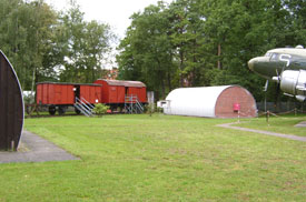 Detailansicht des park&auml;hnlichen Gel&auml;ndes mit C-47