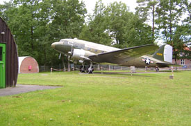Die ganze C-47 von vorne-links mit Nissenh&uuml;tten