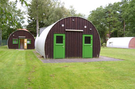 Die vierte Nissenh&uuml;tte ist verdeckt (Am Eingang)