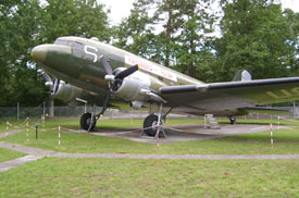 Schr&auml;gaufnahme der C-47: Wenn doch blo&szlig; die Motoren liefen...