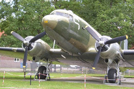 Nahaufnahme der C-47: Bug, Motoren und Fahrwerke