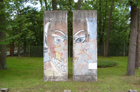 Teile des ehemaligen "Antifaschistischen Schutzwalls" als Mahnmal