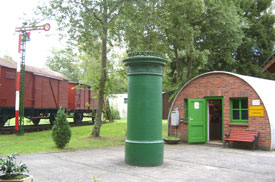 Nissenh&uuml;tte mit zwei Waggons