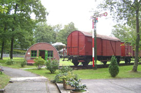Nissenh&uuml;tte mit Waggons und C-47