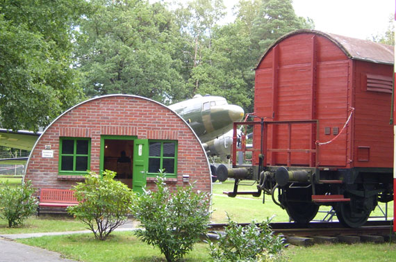 Der "Fa&szlig;berg Flyer" mit Nissenh&uuml;tte und Waggon