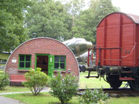 Bild der C-47 mit Nissenh&uuml;tte und Waggon