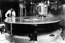 Der Prim&auml;rspiegel-Rohling wird in Form gebracht