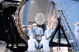 Der endgefertigte Prim&auml;spiegel im Reinraum