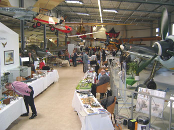 Die Halle 2 mit Ausstellertischen