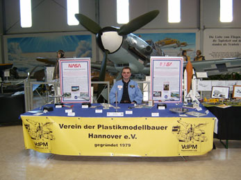 Der Autor der Website mit seinem Ausstellertisch