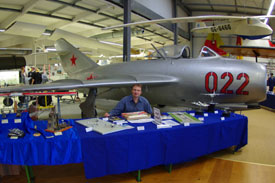 Der Autor der Website mit seinem Ausstellertisch