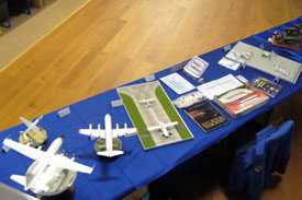 Der Ausstellertisch von oben