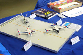 Drei Modelle auf der Dioramaplatte "DFRC Hangar 4802"