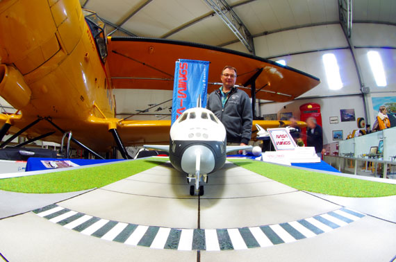 Der Autor der Website mit seinem Ausstellertisch vor der AN-2