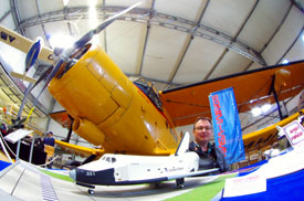 Der Autor der Website mit seinem Ausstellertisch vor der AN-2