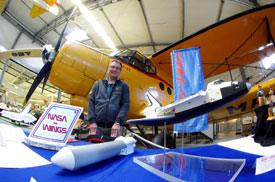 Der Autor der Website mit seinem Ausstellertisch vor der AN-2