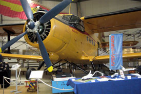 Der Ausstellertisch vor der AN-2