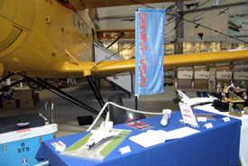 Der Ausstellertisch vor der AN-2