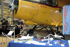 Der Ausstellertisch vor der AN-2