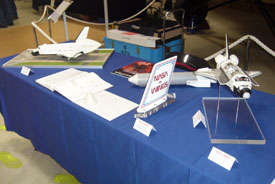 Der Ausstellertisch vor der AN-2