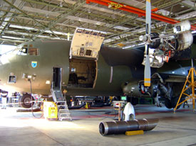 C-160 in der Wartung, seitlich