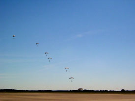 Sieben Fallschirmspringer