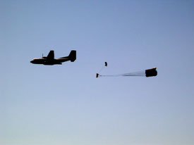 C-160 setzt Fracht in der Luft ab